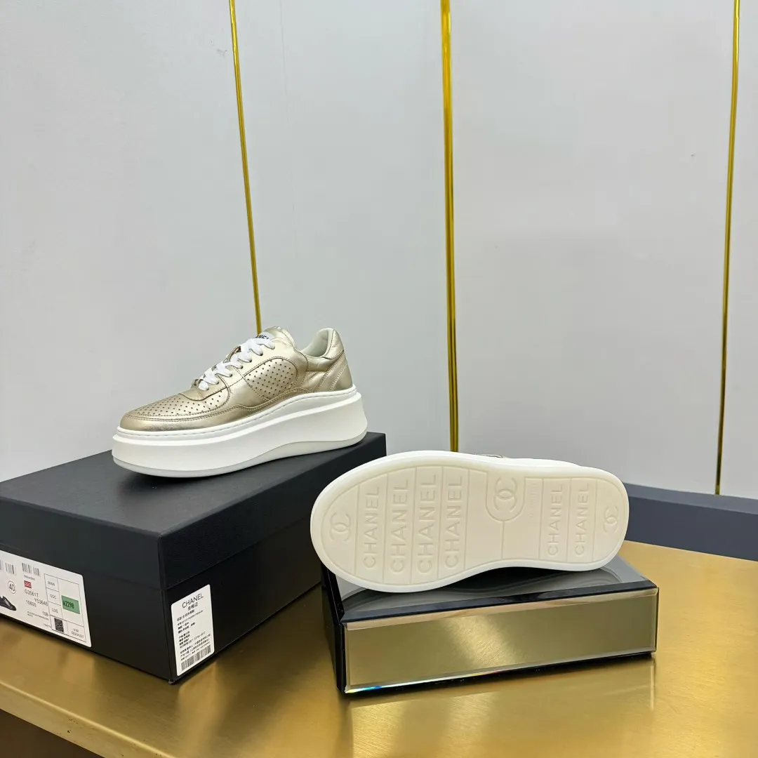 👟👟Ex-factory price 600👟👟 Upgraded version, upgraded version, upgraded version! No rebuttal accepted! ! ! ! Chanel Chanel panda shoes! 2025 counter's top casual sports shoes. This classic design; the upper is electro-embroidered with a variety of techniques; the outsole is fashionable and sporty; the unusual inclusion of a variety of color matching elements... The diversified mix and match is very good-looking and versatile, and can be used for leisure, fashion, sports, and outdoor... ꫛꫀꪝ Go➫ Materials: ❶Upper made of: original imported first-layer silk cowhide + original waterproof cloth + original first-layer cowhide ❷Inner lining: Original Yangli+Net ❸Outsole based on: Original TPU combination outsole Counter boutique packaging complete set for women 35–41 👉 👉